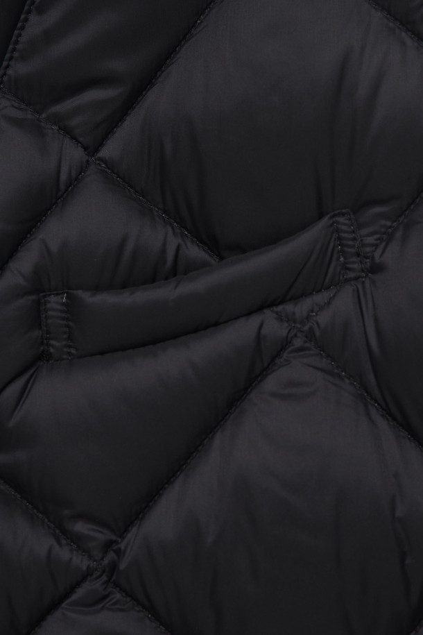 [타이온] 싱글 스냅 버튼 다운 질레 - BLACK은 가을, 겨울 시즌 남성 고객을 위한 다운 베스트입니다. 블랙 컬러의 레귤러핏으로 미니멀하고 클래식한 스타일을 연출하며, 비즈니스 캐주얼, 출근룩, 모임룩에 적합합니다. 퀄팅 패턴의 나일론 소재에 다운 95%, 페더 5% 충전재를 사용하여 보온성을 높였으며, 두꺼운 두께감으로 추운 날씨에도 따뜻하게 착용할 수 있습니다. 싱글 스냅 버튼으로 간편하게 여밀 수 있으며, 슈트 스타일링에도 활용 가능합니다.
