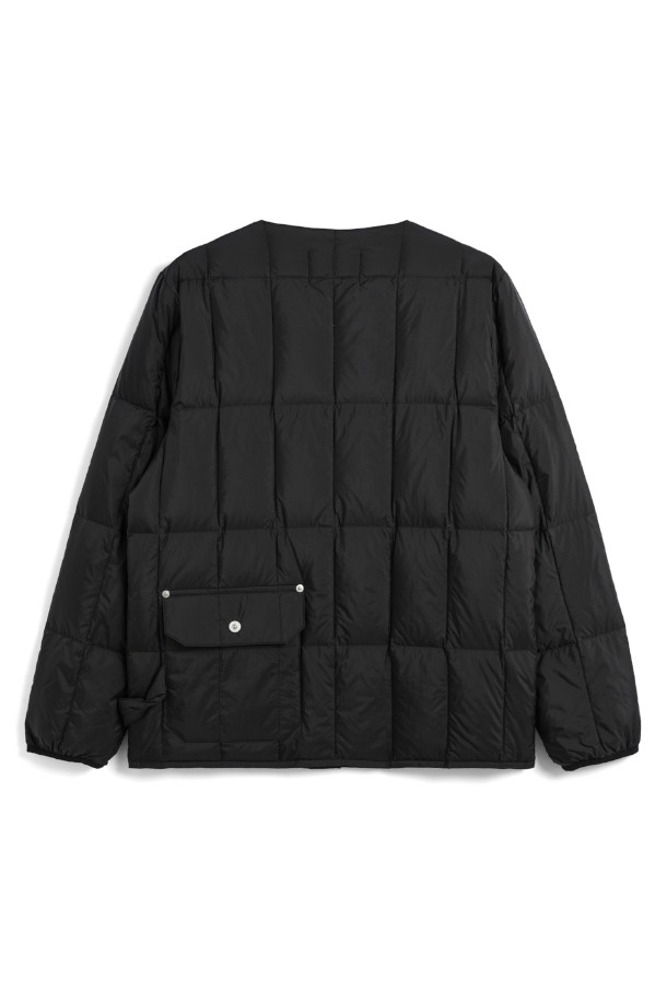 [타이온] WORK CREW NECK DOWN 재킷은 일상과 아웃도어 활동 모두에 적합한 겨울용 다운 재킷입니다. 800FP(필파워) 고보온성 다운 충전재와 마찰 저항성이 뛰어난 코듀라 나일론 소재를 사용하여 보온성과 내구성을 동시에 갖췄습니다. 미니멀한 스타일의 크루넥 디자인과 레귤러핏으로 제작되었으며, 스냅 여밈 방식과 긴소매 기장으로 깔끔한 착용감을 선사합니다. 출근룩과 여행룩 등 다양한 TPO에 활용 가능하며, 미니멀, 클래식, 캐주얼 스타일을 즐기는 분들께 추천합니다.
