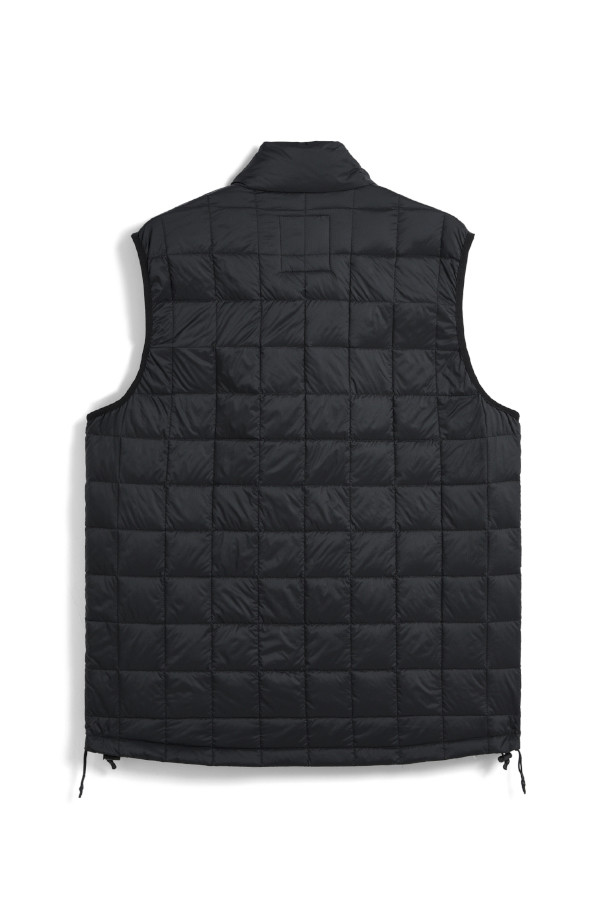 [타이온] 마운틴 하이 넥 더블 지퍼 라이트 다운 베스트 - 블랙은 가을, 겨울철 아웃도어, 일상, 여행에 적합한 남녀 공용 다운 베스트입니다. 가볍고 부드러운 나일론 소재와 800FP 다운 충전재를 사용하여 보온성을 높였으며, 하이넥 디자인과 퀄팅 패턴이 스포티하고 캐주얼한 스타일을 연출합니다. 더블 지퍼와 사이드 지퍼, 지퍼 포켓으로 실용성을 더했고, 수납용 파우치가 함께 제공되어 휴대성을 높였습니다. 레귤러핏으로 제작되었으며, 레이어링하여 다양한 스타일을 연출할 수 있습니다.
