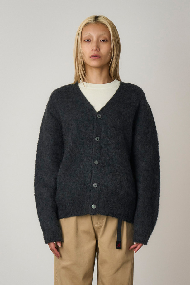 [그라미치] 그라미치 모헤어 가디건 CHARCOAL는 부드러운 모헤어, 울, 아크릴, 나일론 혼방 소재로 제작되어 포근한 착용감을 선사합니다. 차콜 컬러와 브이넥 디자인, 루즈핏으로 재즈 카페 스타일, 클래식, 미니멀, 캐주얼 룩에 모두 잘 어울립니다. 긴 소매와 자연스러운 드레이핑 실루엣이 특징이며, 버튼 여밈으로 간편하게 착용할 수 있습니다. 가을, 겨울 시즌 데일리룩, 카페룩, 모임룩에 레이어드하여 다양한 스타일을 연출해보세요.
