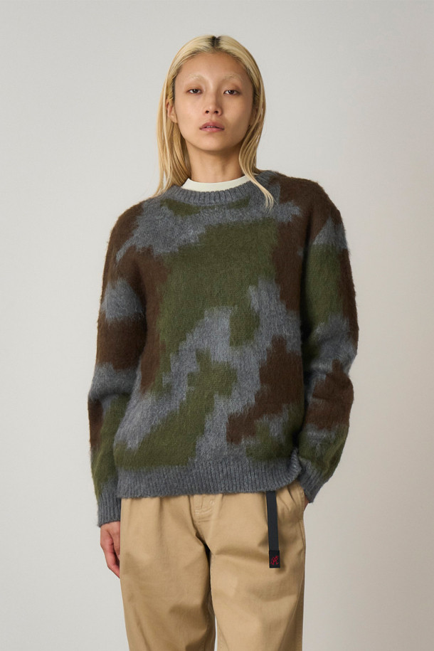 [그라미치] GRAMICCI (그라미치) 모헤어 스웨터 - JUNGLE DIGI CAMO (정글 디지털 카모)는 캐주얼, 스트릿 스타일을 아우르는 남녀 공용 스웨터입니다. 가을, 겨울 시즌에 적합하며, 두꺼운 두께감으로 따뜻하게 착용할 수 있습니다. 정글 디지털 카모 패턴이 돋보이며, 루즈핏과 릴랙스핏으로 편안한 착용감을 선사합니다. 부드러운 모헤어, 울, 아크릴, 나일론 혼방 소재로 제작되어 쉐기한 텍스처를 느낄 수 있으며, 겨울 데일리룩, 캠핑룩, 가을 나들이룩 등 다양한 TPO에 활용하기 좋습니다. 라운드넥과 긴소매 디자인으로 어떤 스타일에도 쉽게 매치할 수 있습니다.
