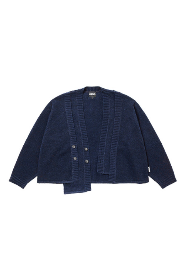 더블 레이어드 가디건 - 네이비는 남성용 가디건으로, 베이직하고 캐주얼한 스타일을 연출합니다. 봄, 가을, 겨울 세 계절 모두 활용 가능하며, 레귤러핏과 브이넥 디자인으로 제작되었습니다. 출근룩과 비즈니스 캐주얼에 적합하며, 캐주얼, 클래식, 미니멀한 스타일을 즐기는 분들께 추천합니다. 무지 디자인에 긴 소매 기장으로, 다양한 코디에 활용하기 좋습니다. 더블 레이어드 디테일이 돋보이는 가디건입니다.
