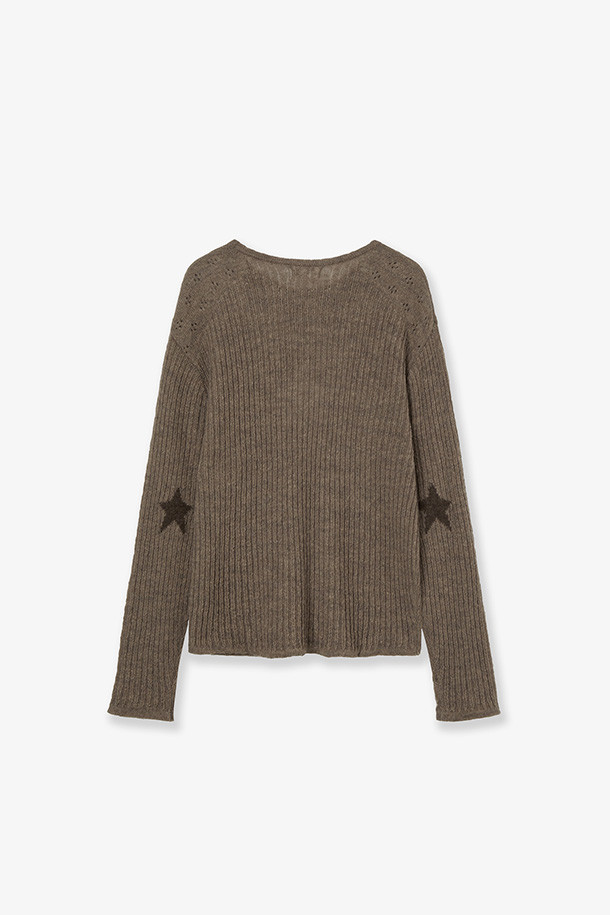 "SHEER APPLIQUE KNIT - BROWN"은 가을, 겨울 시즌에 어울리는 여성용 니트/스웨터입니다. 부드러운 촉감의 니트 소재로 제작되었으며, 얇은 두께감과 시스루 디자인이 특징입니다. 라운드넥, 긴소매, 레귤러핏의 베이직한 스타일로, 크롭 기장과 아플리케 디테일이 돋보입니다. 데일리룩, 카페룩, 데이트룩 등 다양한 TPO에 미니멀, 클래식, 캐주얼 무드로 연출하기 좋습니다. 브라운 컬러로 어떤 하의와도 쉽게 매치하여 세련된 스타일을 완성할 수 있습니다.
