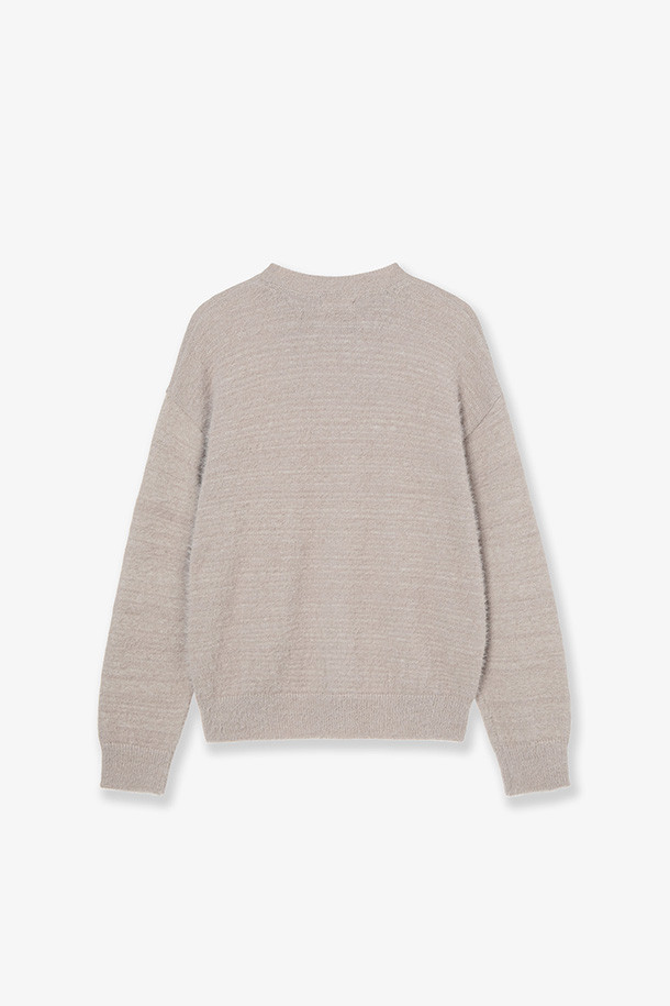 WEB 로고 니트 풀오버 - 토프는 부드러운 울 소재로 제작되어 가을과 겨울에 따뜻하게 입을 수 있는 남녀 공용 니트입니다. 베이직하고 캐주얼한 스타일로, 레귤러 핏과 라운드넥 디자인이 특징이며, 긴 소매 기장으로 편안함을 더했습니다. 토프 컬러 배경에 로고 프린트가 포인트를 주어 일상, 출근룩, 모임룩 등 다양한 TPO에 활용 가능합니다. 캐주얼, 클래식, 미니멀 스타일을 모두 아우르는 활용도 높은 아이템입니다.
