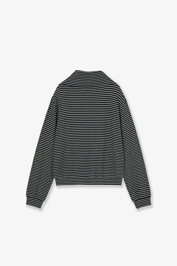 **STRIPE HIGH NECK ZIP UP - BLACK (스트라이프 하이넥 집업 - 블랙)**

세련된 블랙 컬러에 스트라이프 패턴으로 포인트를 더한 여성용 크롭 기장의 집업입니다. 하이넥 디자인으로 보온성을 높였으며, 봄, 가을 간절기에 캐주얼하고 스포티한 스타일을 연출하기 좋습니다. 부드러운 면 소재로 제작되어 편안한 착용감을 선사하며, 레귤러 핏으로 어떤 스타일에도 자연스럽게 매치됩니다. 일상에서 편안하게 즐겨 입을 수 있는 필수 아이템입니다.

