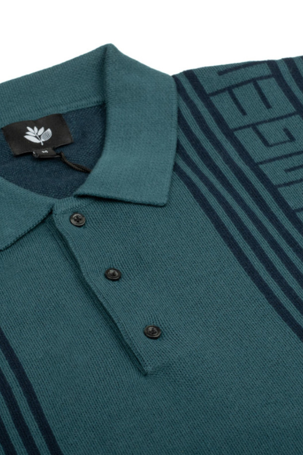 ROYAL KNIT LS POLO (로얄 니트 롱슬리브 폴로) - BLUE/TEAL는 가을, 겨울 시즌에 어울리는 남성용 롱슬리브 폴로입니다. 클래식한 스타일의 레귤러핏으로 제작되었으며, 두꺼운 니트 소재로 부드러운 촉감을 선사합니다. 블루와 틸 컬러 조합의 패턴이 돋보이며, 폴로넥 디자인으로 세련된 느낌을 더했습니다. 데이트룩, 출근룩, 모임룩 등 다양한 TPO에 미니멀하고 캐주얼하게 활용할 수 있습니다.
