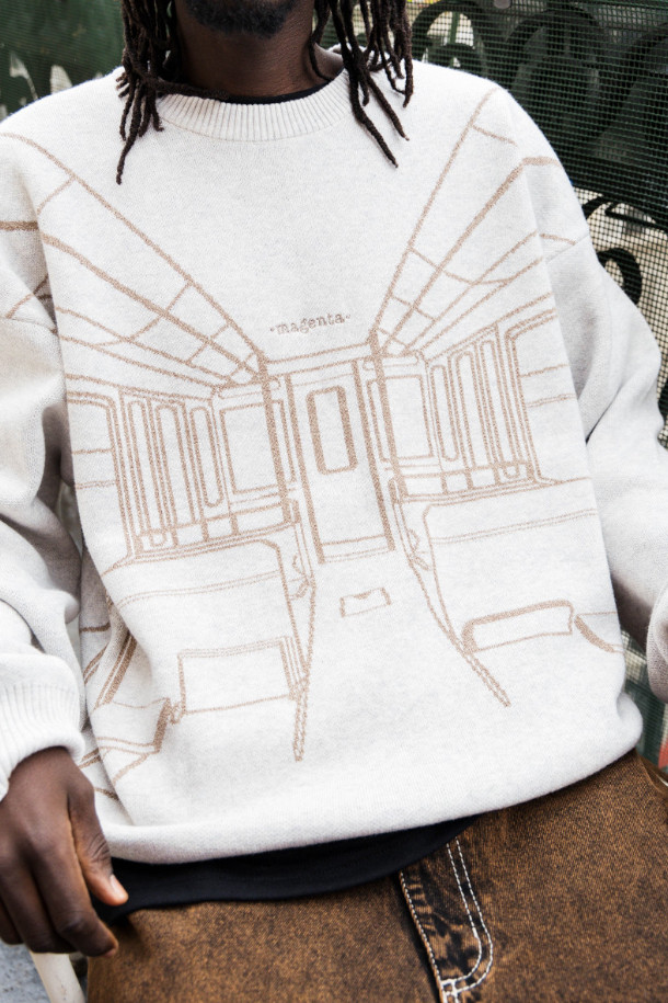 METRO KNIT CREWNECK (메트로 니트 크루넥) - BEIGE는 부드러운 울 소재로 제작되어 가을, 겨울 시즌에 따뜻함을 선사하는 남녀 공용 니트입니다. 레귤러 핏의 라운드넥 디자인으로, 미니멀하고 베이직한 스타일을 연출하며, 출근룩과 모임룩에 모두 잘 어울립니다. 두꺼운 두께감과 긴소매 기장으로 포근함을 더하고, 그래픽 디테일이 포인트로 더해져 밋밋함을 덜었습니다. 베이지 컬러는 다양한 스타일에 매치하기 용이하며, 클래식, 캐주얼 스타일 모두 소화 가능합니다.
