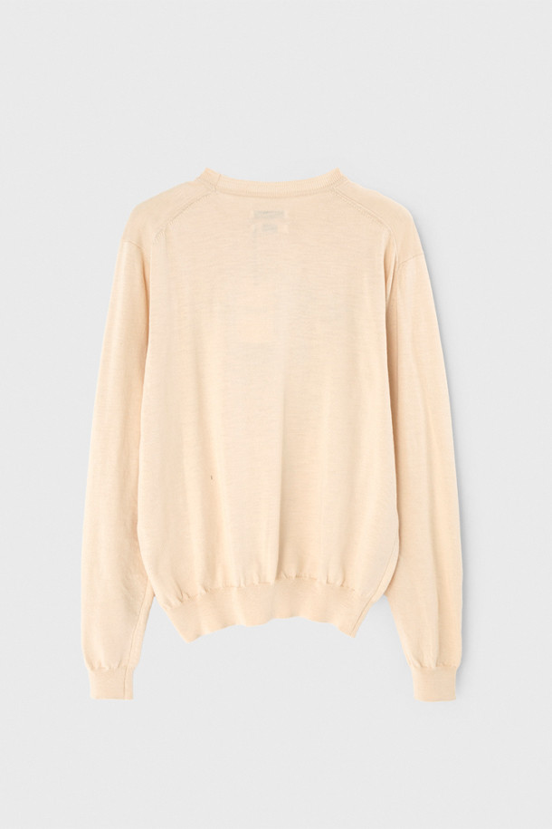 [벌스데이수트] 히얼 투 비 얼라이브 풀오버 니트는 부드러운 크림 컬러의 상의입니다. 면과 폴리에스테르 혼방 소재로 제작되어 가을, 겨울에 따뜻하게 착용할 수 있습니다. 라운드넥 디자인에 "HERE TO BE ALIVE" 레터링과 아플리케 디테일이 포인트로 들어가 베이직하면서도 개성 있는 스타일을 연출합니다. 미니멀, 캐주얼, 클래식 무드를 즐기는 분들께 겨울 데일리룩, 집콕룩, 동네 마실룩으로 추천합니다. 긴 소매 기장으로 편안하게 착용 가능합니다.
