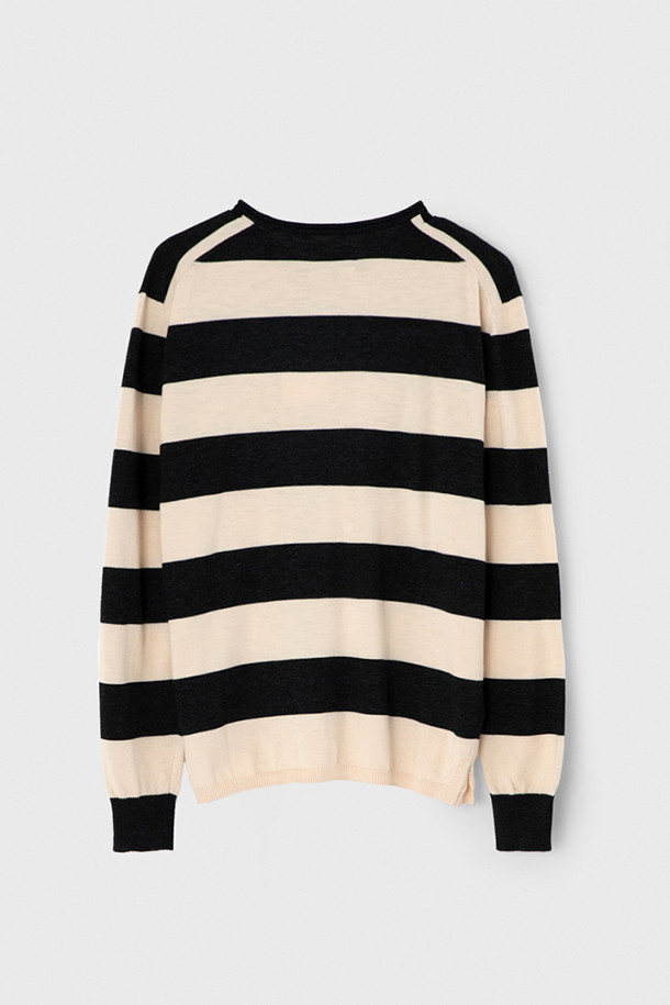 [벌스데이수트] STRIPE ROLLNECK KNIT (스트라이프 롤넥 니트) - BLACK는 가을, 겨울 시즌에 활용하기 좋은 공용 니트 스웨터입니다. 블랙 컬러의 레귤러핏으로, 14게이지 면, 폴리에스테르 혼방 소재의 부드러운 촉감이 특징입니다. 롤넥 디자인과 긴 소매, 스트라이프 패턴이 캐주얼하면서도 베이직한 스타일을 연출하며, 크롭 기장으로 트렌디함을 더했습니다. 겨울 데일리룩, 카페룩, 모임룩 등 다양한 TPO에 활용 가능하며, 캐주얼, 미니멀, 클래식 스타일을 즐기는 분들께 추천합니다.
