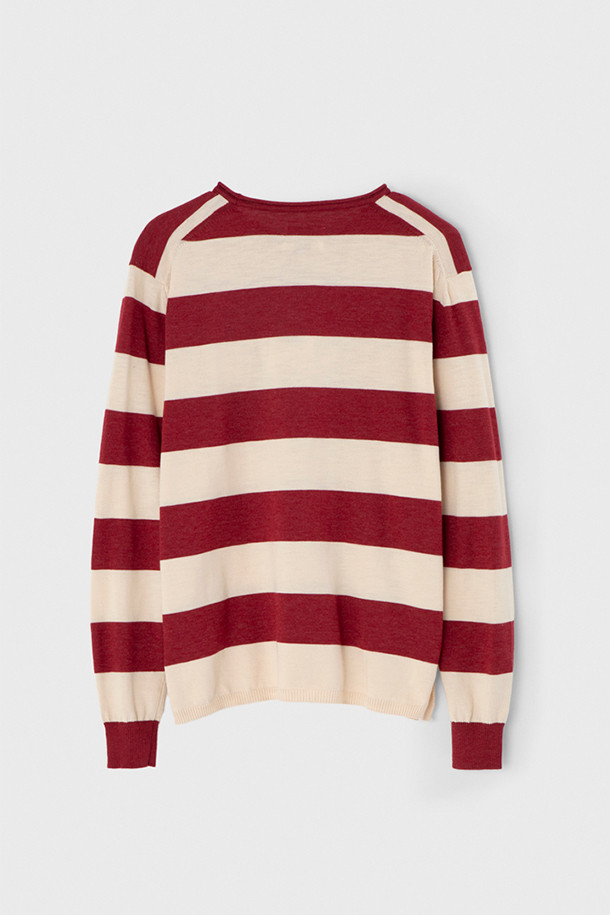 벌스데이수트의 STRIPE ROLLNECK KNIT (스트라이프 롤넥 니트) - RED는 가을, 겨울 시즌에 어울리는 여성용 니트/스웨터입니다. 14게이지 니트 짜임과 면, 폴리에스테르 혼방 소재로 제작되었으며, 캐주얼한 스트라이프 패턴과 롤넥 디자인이 특징입니다. 크롭 기장의 긴소매 니트로, 데이트룩이나 가을 나들이룩에 스타일리시함을 더해줍니다. 앞면 아플리케 디테일이 포인트이며, 캐주얼, 미니멀, 클래식 스타일을 연출하기 좋습니다.
