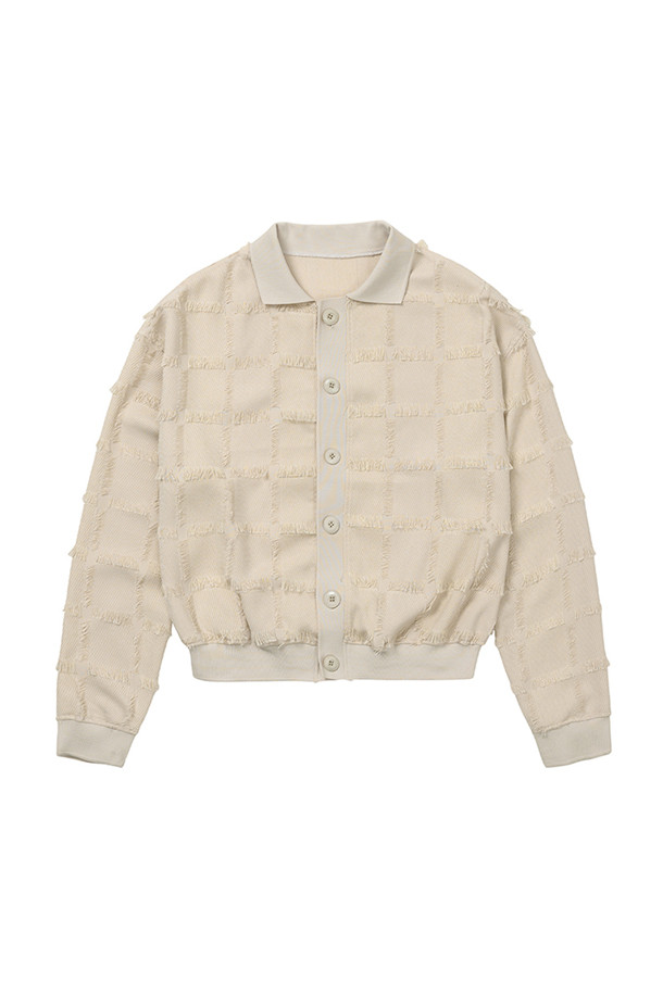 [아조바이아조] Fringe Check Cardigan (프린지 체크 가디건) - CREAM은 부드러운 촉감과 두께감으로 가을, 겨울 시즌에 착용하기 좋은 여성용 니트 가디건입니다. 크림 컬러의 체크 패턴과 슬림핏 디자인이 캐주얼하면서도 클래식한 무드를 연출합니다. 스프레드 칼라, 6버튼 여밈, 긴 소매와 소매 커프스, 밑단 립 디테일이 특징이며, 프린지 디테일로 포인트를 더했습니다. 폴리에스테르, 레이온, 면, 스판덱스 혼방 소재로 제작되어 편안한 착용감을 선사합니다. 데일리룩, 겨울 코디에 활용하기 좋은 아이템입니다.
