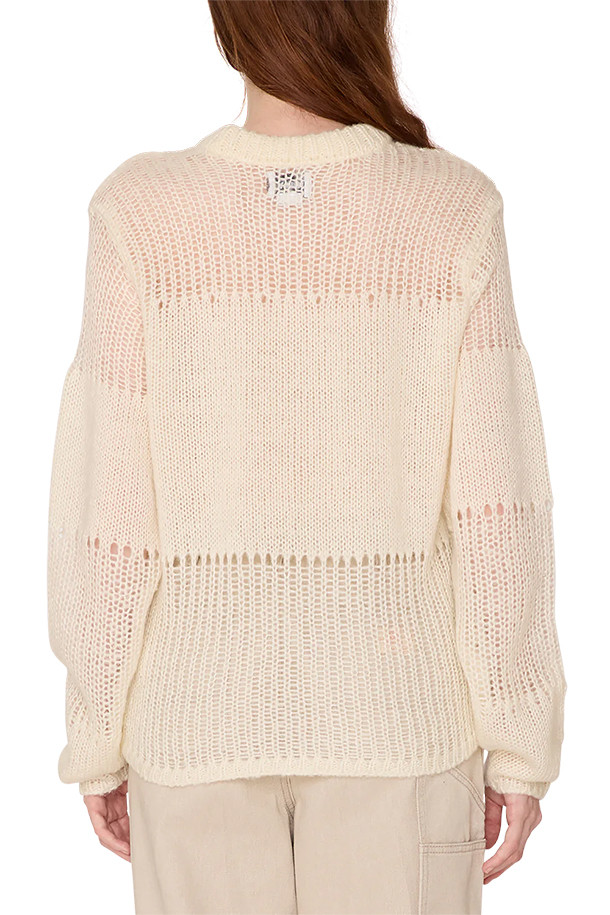 [오베이] TRIVIA OPEN KNIT SWEATER는 부드러운 면 소재의 릴랙스 핏으로 편안한 착용감을 선사하는 유니섹스 니트 스웨터입니다. 라운드넥 디자인에 봄, 가을 시즌에 어울리는 얇은 두께감으로, 크림 컬러의 베이직하고 캐주얼한 스타일을 연출합니다. 립 디테일 네크라인, 소매단, 밑단 처리가 특징이며, 사이드 심 로고 라벨로 포인트를 더했습니다.
