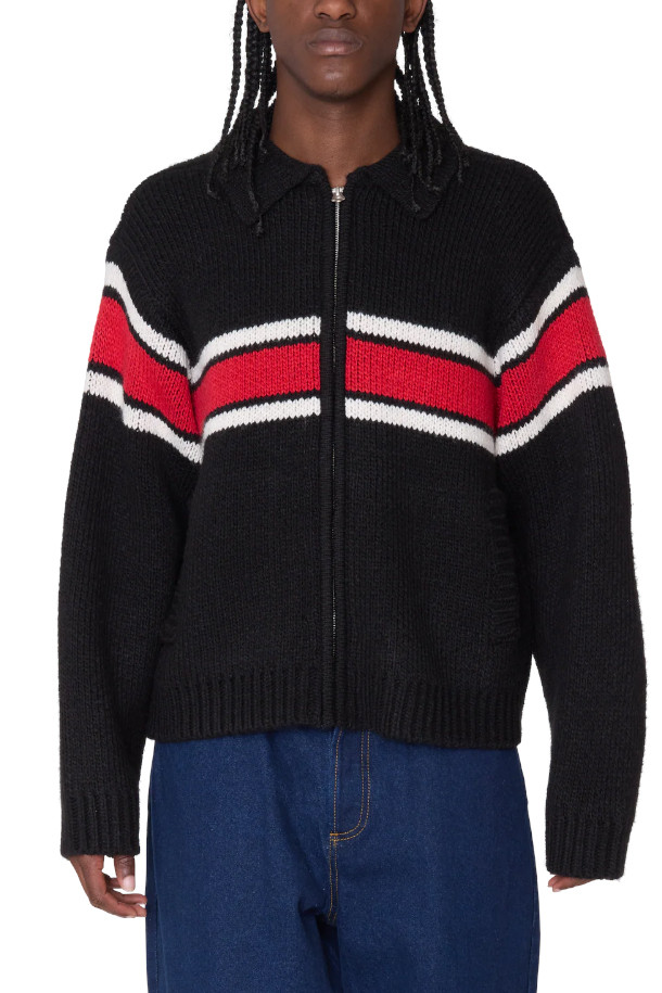 BERNARD ZIP UP SWEATER 버나드 집업 스웨터 - BLACK는 캐주얼, 스포티, 미니멀 스타일을 아우르는 남녀 공용 니트 집업 스웨터입니다. 가을, 겨울 시즌에 어울리는 두꺼운 두께감과 부드러운 촉감이 특징이며, 하프넥 디자인으로 포근함을 더했습니다. 블랙, 레드, 화이트 컬러의 스트라이프 패턴과 배색 디자인이 돋보이며 레귤러핏으로 편안하게 착용할 수 있습니다. 일상, 출근룩에 활용하기 좋은 아이템입니다.
