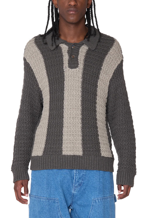 CHIMERA MULTI (키메라 멀티) 텍스쳐드 럭비 폴로 셔츠는 남성용으로, 가을과 겨울에 따뜻하게 착용할 수 있습니다. 블랙과 베이지 컬러의 스트라이프 패턴이 돋보이며, 부드러운 울 소재로 제작되어 편안한 착용감을 선사합니다. 럭비 스타일의 폴로넥 디자인과 레귤러핏으로 캐주얼하면서도 클래식한 무드를 연출합니다. 데이트룩, 모임룩 등 다양한 TPO에 미니멀, 캐주얼, 클래식 스타일로 활용하기 좋습니다. 텍스쳐드 디자인과 두꺼운 두께감으로 고급스러운 겨울 스타일링을 완성해보세요.
