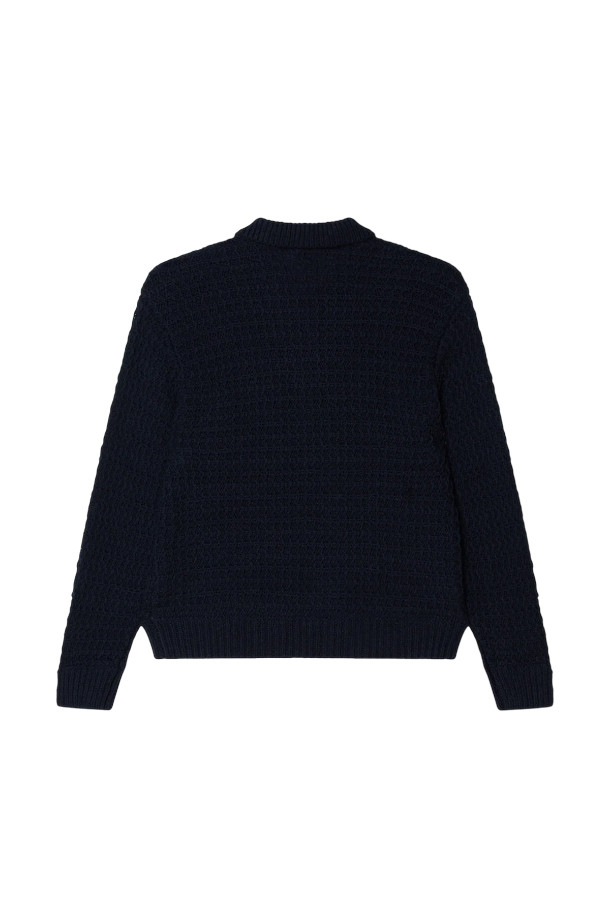 다크 네이비 멀티 컬러의 텍스쳐드 럭비 폴로 셔츠입니다. 면 소재로 제작되어 봄, 가을에 착용하기 좋으며, 레귤러 핏으로 편안한 착용감을 선사합니다. 럭비 스타일의 폴로넥 디자인과 긴소매가 특징이며, 캐주얼 및 스포티 무드를 연출합니다. 출근룩과 모임룩, 클래식한 스타일까지 소화 가능한 활용도 높은 아이템입니다.
