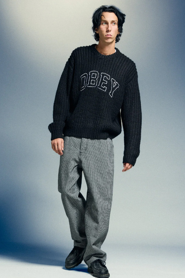 COLLEGIATE SWEATER (컬리지에잇 스웨터) - BLACK MULTI는 캐주얼 및 스트릿 스타일을 위한 오버핏 스웨터입니다. 블랙과 멀티 컬러 배색에 로고 패턴이 돋보이며, 두꺼운 니트 소재로 제작되어 가을, 겨울 시즌에 따뜻하게 착용할 수 있습니다. 라운드넥 디자인에 긴 소매 기장으로 어떤 스타일에도 잘 어울립니다. 컬리지 스타일의 레터링 디테일이 특징이며, 부드러운 촉감으로 편안한 착용감을 선사합니다.
