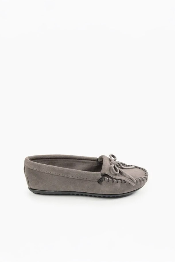 미네통카(MINNETONKA) 킬티 하드솔 모카신은 여성용 모카신으로, 캐주얼, 클래식, 미니멀 스타일을 즐겨 입는 분들께 추천합니다. 부드러운 스웨이드와 소가죽 소재로 제작되었으며, 라운드 앞코와 로우탑 디자인이 특징입니다. 안감은 패딩 처리되어 편안한 착용감을 선사하며, 프린지 디테일이 돋보이는 디자인입니다. 봄, 여름, 가을 계절에 여행룩, 산책룩 등 다양한 TPO에 매치하여 스타일리시하게 연출할 수 있습니다. 플랫 굽과 신축성 있는 착화감으로 일상생활에서 편안하게 즐겨 신을 수 있습니다.
