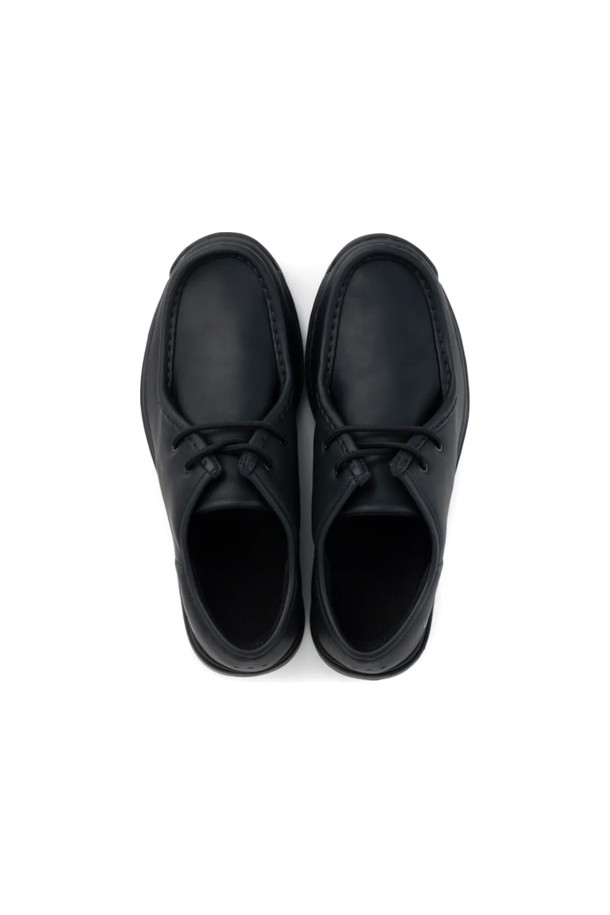 ET036 코뮤트 M.BK는 남성용으로 디자인된 블랙 컬러의 가죽 소재 구두입니다. 둥근 코 디자인에 끈으로 여미는 스타일로, 사계절 내내 착용 가능합니다. 깔끔한 무지 패턴과 로우탑 디자인이 특징이며, 굽 높이는 낮고 플랫 타입으로 제작되었습니다. 출근룩과 비즈니스 캐주얼, 클래식, 미니멀, 캐주얼 스타일 모두에 잘 어울리는 활용도 높은 아이템입니다.
