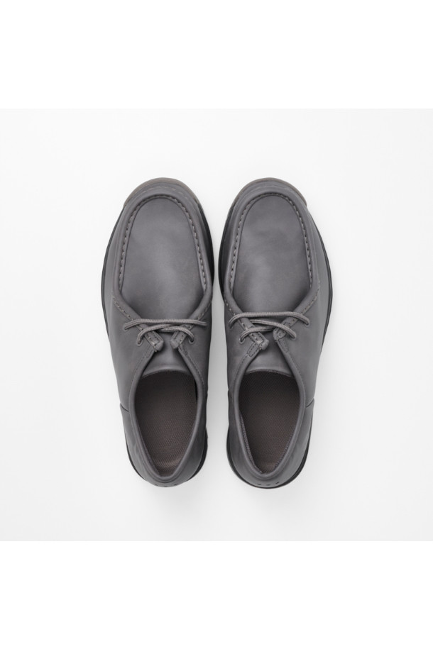 ET036 코뮤트 - FOLIAGE는 남성용으로 출시된, 블랙과 그레이 색상의 라운드 앞코 디자인 구두입니다. 봄, 여름, 가을에 어울리는 이 구두는 가죽과 합성가죽 소재로 제작되어 편안한 착화감을 선사하며, 플랫 굽과 레이스업 잠금장치로 일상적인 활동에 적합합니다. 캐주얼한 디자인과 로우컷 탑라인은 클래식, 미니멀, 캐주얼 스타일을 모두 아우르며, 출근룩과 비즈니스 캐주얼에 활용하기 좋습니다. 무지 패턴으로 어떤 옷에도 쉽게 매치할 수 있는 실용적인 남성 구두입니다.