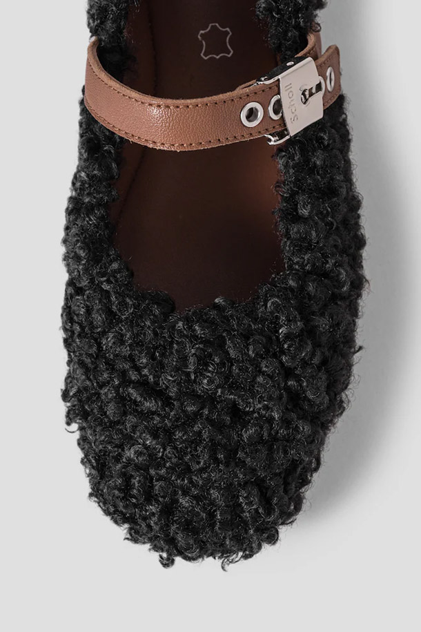 (SCHOLL) 제니퍼 메리제인 슈즈는 여성용 신발로, 가을과 겨울에 따뜻하게 신을 수 있습니다. 블랙과 브라운 두 가지 색상으로 제공되며, 라운드 앞코와 버클 여밈, 메리제인 탑라인이 클래식하고 미니멀한 스타일을 연출합니다. 합성가죽, 천연고무, EVA, 가죽 등의 다양한 소재로 제작되었으며, 굽 높이는 로우힐, 굽 타입은 플랫입니다. 바이오프린트 기술의 아치 서포트 인솔, 코르크 미드솔, 정형외과 원리 기반 설계, 미끄럼 방지 EVA 아웃솔, 퍼 소재 어퍼로 편안함과 보온성을 동시에 제공합니다. 출근룩과 모임룩에 매치하여 세련된 스타일을 완성할 수 있습니다.
