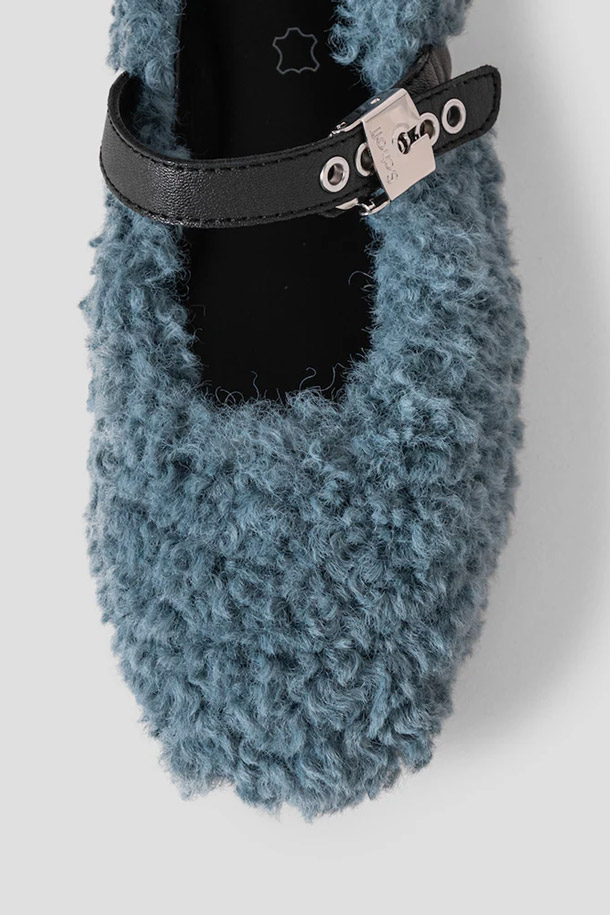 (SCHOLL) 제니퍼 메리제인 슈즈는 클래식, 미니멀, 걸리시한 스타일을 선호하는 여성들을 위한 데이트룩, 모임룩에 어울리는 플랫 슈즈입니다. 블루 데님 컬러의 무지 디자인으로, 합성수지, 가죽, 고무, 코르크 등 다양한 소재를 사용하여 편안함과 스타일을 모두 잡았습니다. 바이오프린트 기술 풋베드와 아치 서포트 디자인으로 편안한 착용감을 제공하며, 메탈 버튼 디테일과 버클 여밈으로 포인트를 더했습니다. EVA 미끄럼방지 밑창과 정형외과적 원리 기반 구조로 제작되어 안정적인 착용감을 선사합니다.
