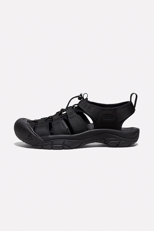 [킨] NEWPORT H2 뉴포트 - Triple Black 샌들은 남녀 모두 착용 가능하며, 아웃도어 활동은 물론 일상에서도 편안하게 신을 수 있는 제품입니다. 이동식 코드 구조로 발에 맞게 조절이 가능하며, 에코 항균 기술이 적용되어 쾌적함을 유지해 줍니다. 무지 블랙 색상의 플랫 샌들로, 봄, 여름 시즌에 시원하게 착용할 수 있으며 라운드 앞코와 끈으로 발을 안정적으로 잡아줍니다.
