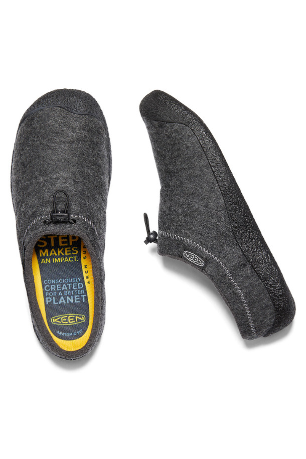 HOWSER III SLIDE (하우저 III 슬라이드) - CHARCOAL GREY FELT/BLACK는 부드러운 펠트 소재의 슬라이드 스타일 슬리퍼입니다. 차콜 그레이와 블랙 컬러 조합으로, 캐주얼, 미니멀, 리조트 스타일을 연출하기 좋습니다. 봄, 여름, 가을 계절에 편안하게 신을 수 있으며, 오픈형 디자인으로 편안한 착용감을 제공합니다. 가볍고 평평한 플랫 굽으로, 집콕룩, 산책룩, 휴가룩 등 다양한 TPO에 활용할 수 있습니다.
