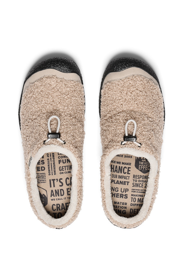 HOWSER III SLIDE 하우저 III 슬라이드 - PLAZA TAUPE/BLACK는 부드러운 플리스 소재로 제작되어 가을, 겨울철 따뜻하게 신을 수 있는 슬리퍼입니다. 라운드 앞코에 오픈형 디자인으로 편안한 착용감을 제공하며, 미니멀, 캐주얼, 클래식 스타일의 집콕룩과 산책룩에 잘 어울립니다. 베이지와 블랙 두 가지 색상으로 출시되었으며, 플랫 굽과 로우컷 탑라인으로 안정적인 착화감을 선사합니다. 실내용 및 슬립온 스타일로 활용도가 높습니다.
