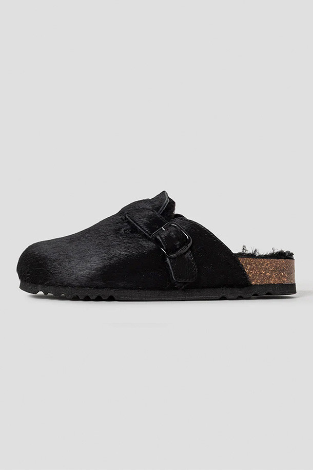 FAE 페이 - Black 크로그는 추운 계절, 출근룩에 어울리는 여성용 신발입니다. 블랙 컬러의 천연 가죽, 소가죽, 코르크, EVA 소재로 제작되었으며, 안감은 퍼 소재로 포근한 착용감을 선사합니다. 버클 여밈과 무지 디자인의 클래식, 미니멀, 캐주얼 스타일을 연출할 수 있습니다. 특히, 바이오 프린트 기술과 아치 서포트, 미끄럼 방지 기능이 더해져 편안함과 안전성까지 갖췄습니다.
