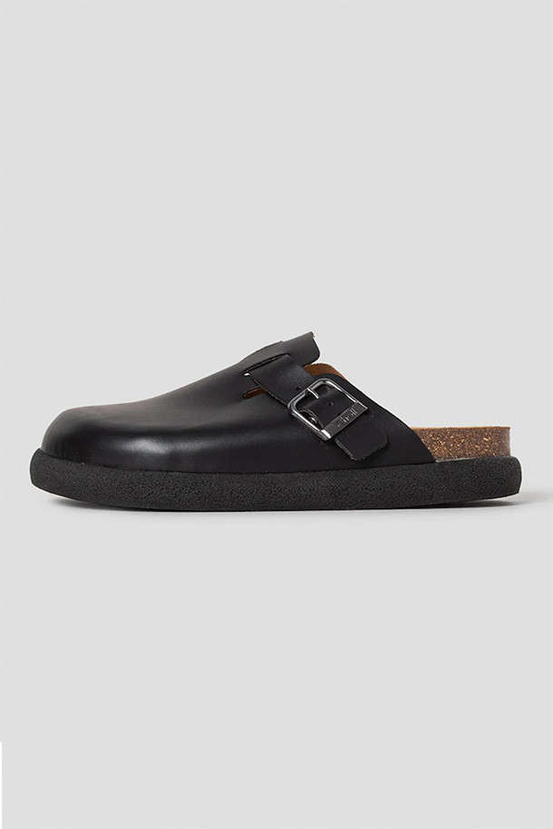 올리비에 청키 - 블랙은 천연 가죽과 소가죽 소재로 제작된 남성용 샌들입니다. 라운드 앞코에 굽 높이가 높고 청키힐 디자인으로, 봄, 여름 시즌 일상룩과 휴가, 여행 스타일에 매치하기 좋습니다. 무지 패턴으로 클래식, 미니멀, 캐주얼 룩에 모두 잘 어울립니다. 코르크 소재 중창과 바이오 프린트 기술이 적용된 안창으로 푹신한 착화감을 선사합니다.
