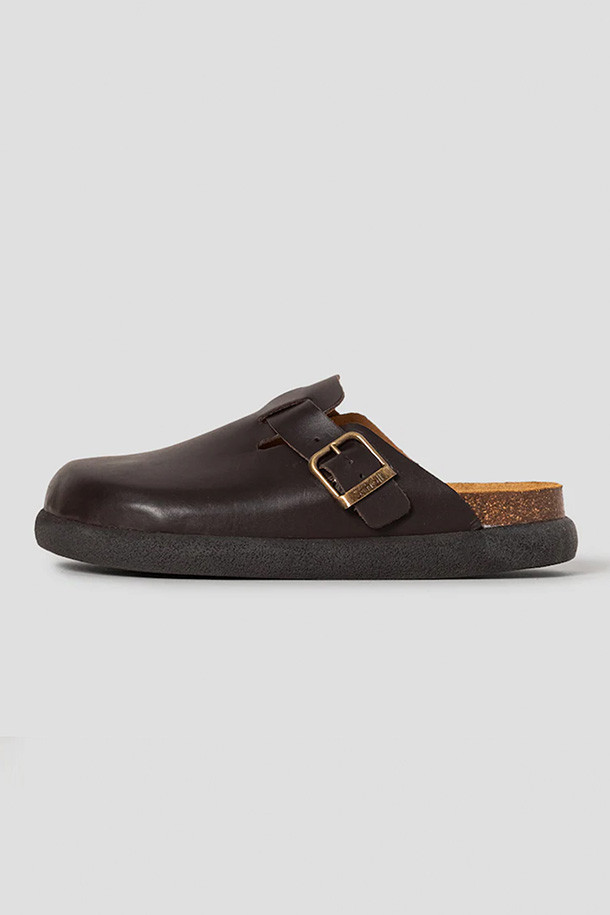 올리비에 청키 - 다크 브라운은 천연 가죽과 소가죽 소재로 제작된 남성용 샌들입니다. 라운드 앞코에 버클 여밈, 오픈형 탑라인 디자인으로 클래식, 미니멀, 캐주얼 스타일을 연출하기 좋습니다. 굽 높이가 높은 청키힐 디자인으로, 봄, 여름 휴가룩과 여행룩에 돋보이는 포인트를 더합니다. 바이오 프린트 기술과 아치 서포트, 푹신한 착화감, EVA 창의 적용으로 편안함을 제공합니다. 코르크 안감과 무지 패턴의 다크 브라운 컬러가 세련된 분위기를 자아냅니다.
