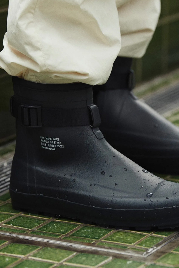 ET 027 마르케 모디 - 차콜은 남성용 앵클부츠입니다. 라운드 앞코에 플랫 굽으로 편안함을 강조하며, 차콜 및 블랙 컬러로 출시되었습니다. 일상, 출근룩, 우천시에도 착용 가능하며, 봄, 가을, 겨울 계절에 적합합니다. 고무와 합성가죽 소재로 제작되어 생활 방수 기능을 갖춘 슬립온 스타일의 미니멀, 클래식, 캐주얼 부츠입니다.
