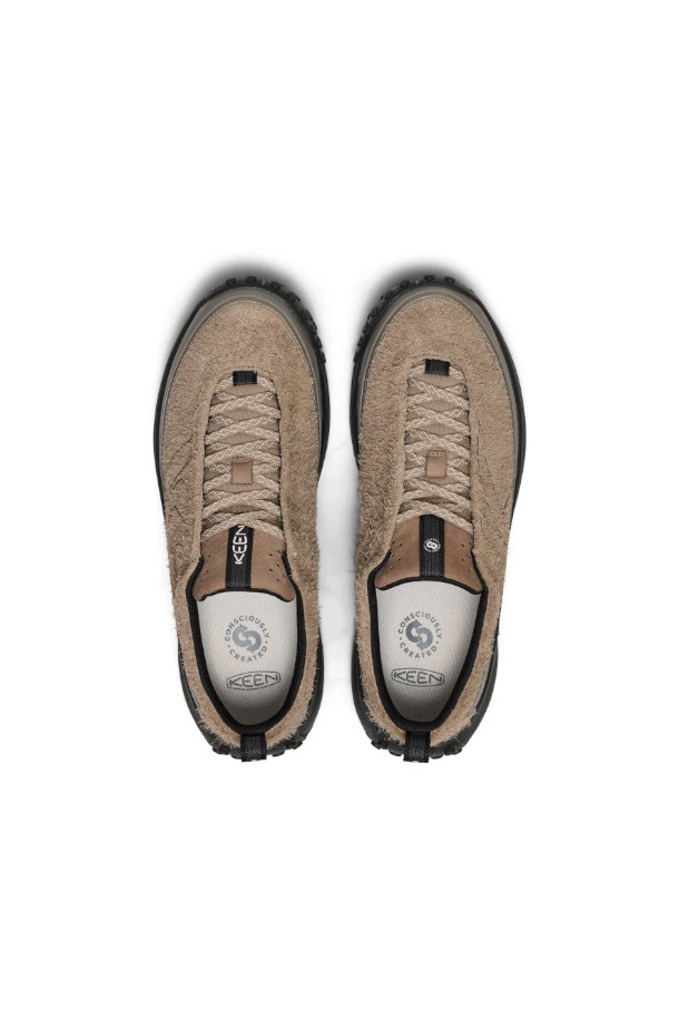 KS 미노 (BRINDLE/BIRCH)는 남성용 슬립온 스타일의 캐주얼 운동화입니다. 브라운과 베이지 컬러 조합으로, 봄, 여름, 가을 계절에 산책룩이나 일상복에 매치하기 좋습니다. 라운드 앞코에 무지 디자인, 합성가죽 소재로 제작되었으며 가볍고 편안한 착용감을 제공합니다. 플랫 굽에 로우탑 디자인으로 미니멀한 스타일을 연출하며 발볼은 일반으로 제작되었습니다.
