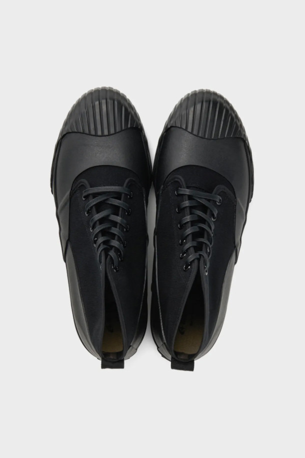 ALWEATHER RF 올웨더 RF - BLACK는 남성용으로, 일상 및 러닝에 적합한 블랙 컬러의 방수 운동화입니다. 미드컷 디자인으로 캐주얼, 미니멀, 스포티한 스타일을 연출할 수 있으며, 사계절 모두 착용 가능합니다. 라운드 앞코와 레이스업 여밈으로 편안하고 안정적인 착용감을 제공하며, 합성가죽 소재를 사용하여 내구성을 높였습니다. 러닝룩과 출근룩에 모두 잘 어울리는 활용도 높은 아이템입니다.
