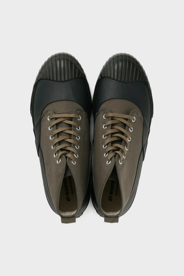 ALWEATHER RF 올웨더 RF - 올리브는 남성용 캐주얼 슈즈로, 일상 및 출근룩에 적합한 디자인입니다. 올리브와 블랙 두 가지 색상으로 제공되며, 봄, 가을, 겨울 계절에 착용하기 좋습니다. 라운드 앞코와 레이스업 디자인, 미드컷 탑라인이 특징이며, 방수 기능과 내구성이 뛰어나 실용적입니다. 플랫 굽에 무지 패턴, 그리고 러버 토캡으로 마감되어 미니멀하고 클래식한 스타일을 연출합니다.
