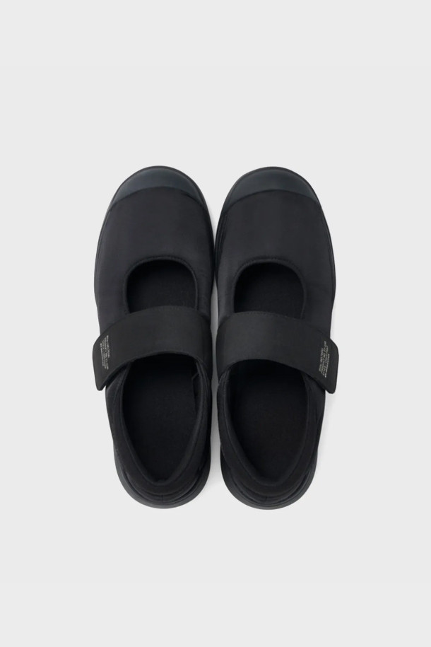 ET038 벨트에듀 - 블랙 여성 운동화는 일상, 러닝 등의 활동에 적합한 슬립온 스타일의 경량화된 신발입니다. 봄, 여름, 가을 계절에 착용하기 좋으며, 라운드 앞코에 블랙 컬러, 무지 디자인으로 미니멀한 스타일을 연출합니다. 나일론 소재를 사용하여 편안한 착용감을 제공하며, 플랫 굽과 밴드형 여밈으로 활동성을 높였습니다. 러닝룩, 산책룩에 잘 어울리며, 캐주얼, 미니멀, 스포티한 스타일을 즐기는 여성분들께 추천합니다.
