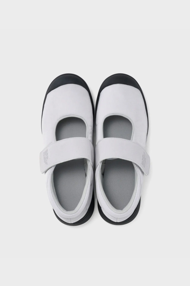 ET038 벨트에듀 - ICE는 여성용으로, 봄, 여름, 가을 계절에 착용하기 좋은 슬립온 스타일 여성 운동화입니다. 화이트와 블랙 두 가지 색상으로 출시되었으며, 라운드 앞코에 무지 디자인으로 미니멀하고 캐주얼한 스타일을 연출합니다. 폴리에스테르 소재로 제작되어 가볍고 편안하며, 로우 굽으로 워킹 및 일상생활에서 활용하기 좋습니다. 산책룩에 잘 어울리며, 경량 디자인으로 활동성을 높였습니다.
