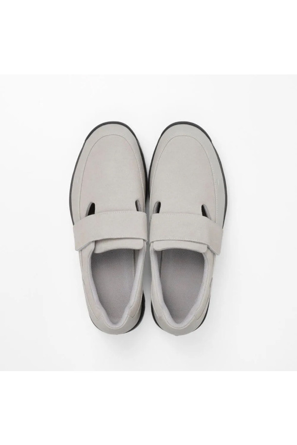 **ET050 베클 - SAND**는 남성용 샌드 컬러 슬립온 스타일 운동화입니다. 봄, 여름, 가을 계절에 적합하며, 일상 및 워킹 용도로 폭넓게 활용할 수 있습니다. 라운드 앞코에 무지 패턴, 플랫 굽으로 편안한 착용감을 제공하며, 합성가죽 소재로 제작되었습니다. 가볍고 슬립온 디자인으로 산책룩, 여행룩, 캐주얼, 미니멀, 스포티 스타일을 연출하기 좋습니다.
