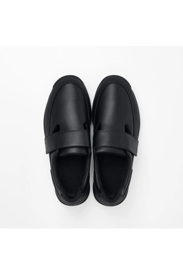 ET050 베클 - 블랙은 남성용으로, 봄, 여름, 가을에 착용하기 좋은 슬립온 스타일의 캐주얼 운동화입니다.  라운드 앞코 디자인에 무지 패턴으로 심플하고 미니멀한 느낌을 주며, 출근룩이나 산책룩에 잘 어울립니다.  합성가죽 소재로 제작되어 편안하며, 플랫 굽과 로우탑 디자인으로 활동성을 높였습니다. 
