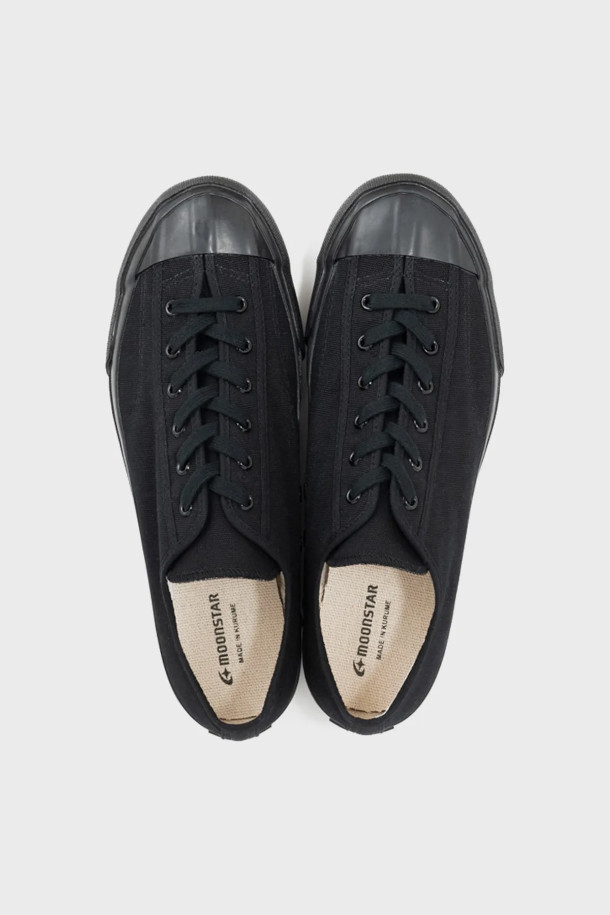 GYM CLASSIC 짐클래식 - BLKMONO는 남성용 운동화입니다. 사계절 모두 착용 가능하며, 일상과 운동 시 모두 활용할 수 있습니다. 블랙 컬러의 캔버스 소재에 라운드 앞코, 끈 형식이 특징이며, 로우탑 디자인으로 편안한 착용감을 제공합니다. 모노톤의 클래식한 무드로 출근룩, 산책룩, 캐주얼 스타일, 미니멀 스타일 등 다양한 스타일에 매치하기 좋습니다. 플랫 굽에 발볼이 일반적인 짐클래식은 심플하면서도 세련된 디자인으로 어떤 옷차림에도 잘 어울립니다.
