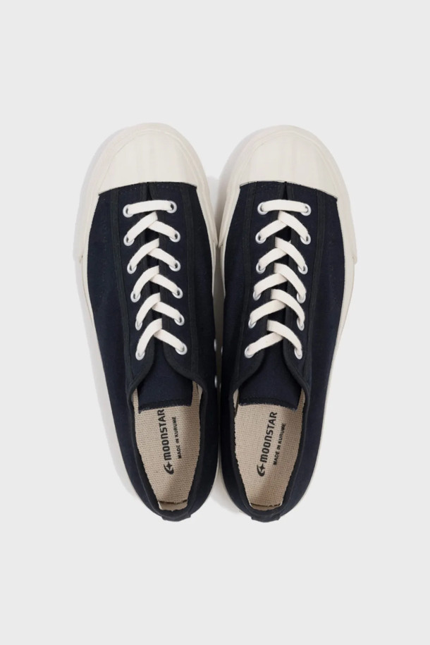 GYM CLASSIC 짐클래식 - D.NAVY는 남성용 캐주얼 운동화입니다. 네이비 컬러의 무지 디자인으로, 봄, 여름, 가을 계절에 착용하기 좋습니다. 캔버스 소재의 라운드 앞코에 낮은 굽, 플랫 타입으로 편안한 착용감을 제공합니다. 레이스업 방식으로 쉽게 신고 벗을 수 있으며, 로우탑 디자인과 클래식한 스타일로 다양한 룩에 활용하기 좋습니다.
