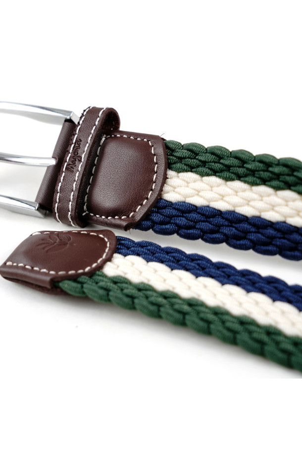 TRI BRAIDED BELT (트라이 브레이디드 벨트) - BLUE는 캐주얼과 미니멀 스타일을 추구하는 분들을 위한 벨트입니다. 가죽과 나일론 소재를 혼합하여 제작되었으며, 브레이드(Braid) 패턴과 버클 디자인이 특징입니다. 얇은 두께감과 부드러운 촉감이 편안한 착용감을 선사하며, 여행룩이나 휴가룩에 매치하기 좋습니다. 블루, 화이트, 브라운 컬러 조합으로 다양한 스타일 연출이 가능하며, 일상에서 폭넓게 활용할 수 있습니다.
