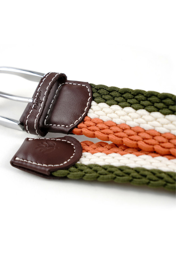 TRI BRAIDED BELT (트라이 브레이디드 벨트) - KHAKI는 캐주얼, 미니멀, 클래식 스타일에 잘 어울리는 벨트입니다. 가죽 및 합성가죽 소재로 제작되었으며, 삼색 브레이드 디자인이 돋보입니다. 일상룩에 포인트 주기 좋은 제품으로, 메탈 버클로 간편하게 여밀 수 있습니다. 카키, 오렌지, 화이트, 브라운 4가지 컬러로 출시되어 취향에 맞게 선택 가능합니다.
