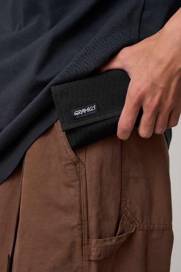 그라미치 벨크로 월렛은 재활용 320D 코듀라 립스톱 나일론 소재로 제작되어 마찰과 찢김에 강한 내구성을 자랑합니다. 블랙 컬러의 무지 디자인으로, 일상 및 가벼운 산책룩에 잘 어울립니다. 벨크로 타입의 지갑으로, 동전, 카드 2개, 지퍼 수납공간을 갖춰 실용적이며, D링과 웨빙 벨트 시스템 디테일로 시티보이, 미니멀, 캐주얼 스타일을 연출하기 좋습니다. 가볍고 슬림한 디자인으로 휴대성이 뛰어나며, 간편하게 소지품을 보관할 수 있습니다.
