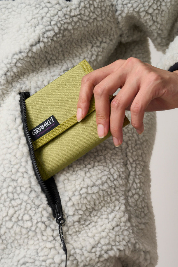 [그라미치] 그라미치 벨크로 월렛 BRONZE OLIVE는 일상생활에 적합한 캐주얼하고 미니멀한 디자인의 지갑입니다. BRONZE OLIVE 컬러의 무지 디자인으로, 나일론과 폴리에스테르 소재를 사용하여 마찰과 찢어짐에 강하며 가볍습니다. 벨크로형 잠금 방식으로 간편하게 사용할 수 있으며, 동전 포켓, 카드 포켓 2개, 지폐 수납 공간을 갖춰 수납력을 높였습니다. D-링과 웨빙 벨트 스트랩으로 포인트를 더했으며, 리사이클 소재를 사용하여 환경까지 생각했습니다. 동네 마실룩에 잘 어울리는 편리한 벨크로 지갑입니다.
