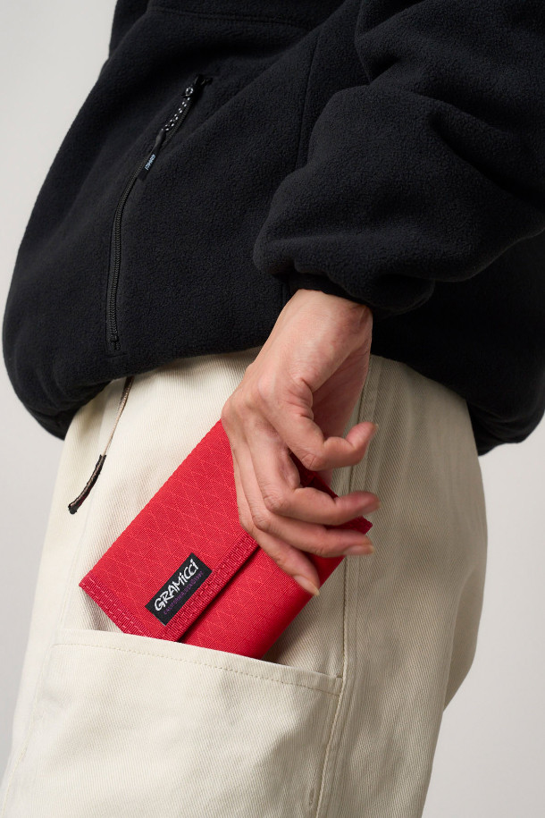 [그라미치] GRAMICCI 벨크로 월렛 - RED는 가볍고 실용적인 디자인의 벨크로 지갑입니다. 나일론 소재로 제작되어 내구성이 뛰어나며, 재활용 소재를 사용하여 환경까지 생각했습니다. 레드 컬러의 무지 디자인으로 어떤 스타일에도 잘 어울리며, D링과 웨빙 스트랩으로 포인트를 더했습니다. 카드, 동전, 지폐를 모두 수납할 수 있는 멀티 수납공간을 제공하여 실용성을 높였습니다. 동네 마실룩, 여행룩, 산책룩 등 캐주얼, 미니멀, 스포티한 스타일에 매치하기 좋습니다.
