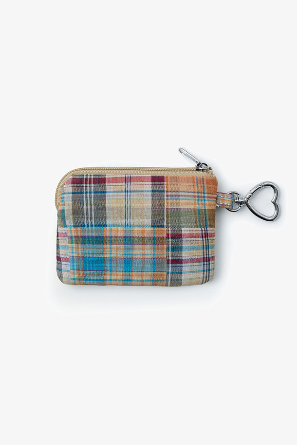 오렌지 색상의 체크 카드 포켓입니다. 캐주얼, 미니멀, 클래식 스타일을 즐겨 입는 분들께 데이트룩이나 모임룩에 포인트를 더할 수 있는 아이템입니다. 패브릭 소재의 사각 디자인으로, 키링과 지퍼형 잠금 방식으로 소지품을 안전하게 보관할 수 있습니다. 카드 수납 기능에 충실하며, 다양한 멀티 색상의 체크 패턴이 돋보입니다. 작고 실용적인 스몰 사이즈의 카드 지갑을 찾고 있다면 이 제품을 추천합니다.
