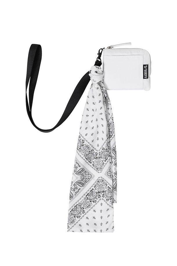 [아조바이아조] 파이브 아조 나일론 넥 웰렛 - WHITE는 미니멀, 캐주얼, 에스닉 스타일을 소화하는 공용 넥 월렛입니다. 화이트 컬러의 이 넥 월렛은 나일론과 레이온 소재로 제작되었으며, 페이즐리 패턴의 자수 디테일과 탈부착 가능한 스트랩, 스카프 디테일로 포인트를 더했습니다. 여행룩, 휴가룩, 산책룩 등 다양한 TPO에 활용 가능하며, 10.5cm 높이와 12.5cm 너비의 미니 사이즈로 간편하게 소지품을 보관할 수 있습니다. 사각형 디자인에 웨빙 스트랩을 더해 실용성을 높였습니다.
