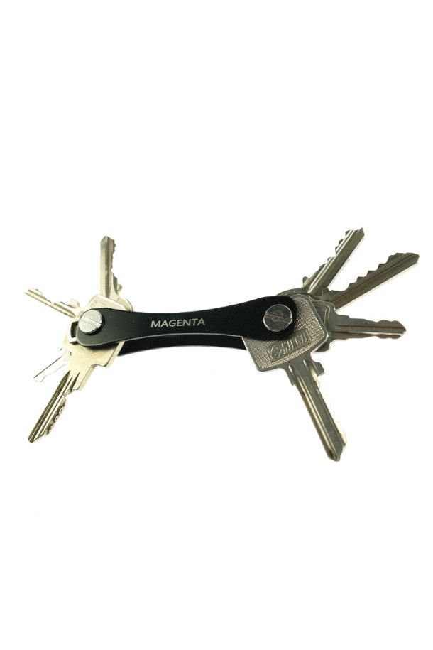 KEY HOLDER(키홀더) - BLACK은 심플한 디자인과 미니멀, 캐주얼 스타일에 잘 어울리는 키홀더입니다. 금속 소재로 제작되어 튼튼하며, 열쇠를 안전하게 보관할 수 있습니다. 무지 디자인으로 어떤 스타일에도 잘 어울리며 일상생활에서 편리하게 사용할 수 있습니다. 블랙 컬러로 시크하고 세련된 느낌을 줍니다. 열쇠고리 형태로 제작되어 소지품에 쉽게 연결하여 사용 가능합니다.
