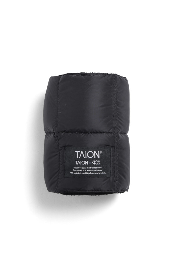 [타이온] BASIC DOWN SCARF 베이식 다운 스카프 - 블랙은 겨울철 출근룩에 완벽하게 어울리는 미니멀하고 클래식한 스타일의 스카프입니다. 가볍고 따뜻한 800FP 다운 충전재(다운 95%, 페더 5%)와 부드러운 플리스 안감으로 뛰어난 보온성을 제공합니다. 무지 디자인과 블랙 컬러는 어떤 스타일에도 쉽게 매치되어 다양한 코디를 연출할 수 있습니다. 두꺼운 두께감과 부드러운 촉감으로 포근하게 착용 가능하며, 가벼운 무게로 활동성 또한 보장합니다. 베이직한 디자인으로 매일 따뜻하고 스타일리시하게 겨울을 보내세요.
